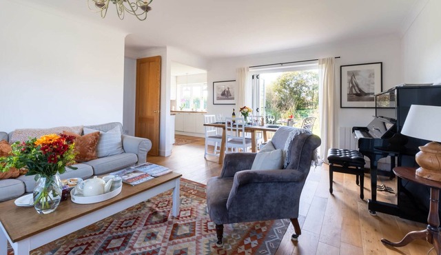 Picture perfect cottage 30 minute walk from wild beach or 10 minutes walk to pub