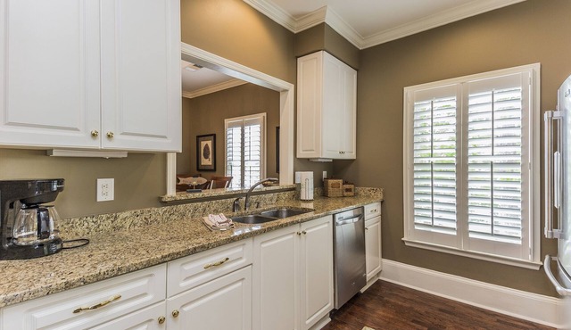 Picture perfect Marina Cove Escape with lake views!