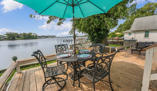 Picture Perfect Waterfront in town Sleeps 6 Expansive Outdoor dining area