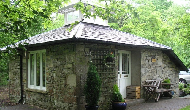 Picture Postcard Stone Cottage in an idyllic peaceful setting