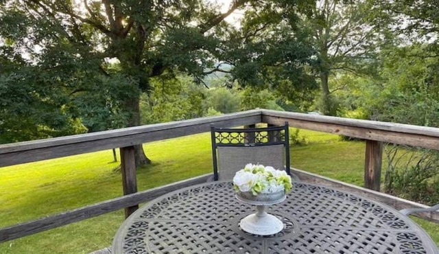 Picture Window Paradise, home with stunning view!