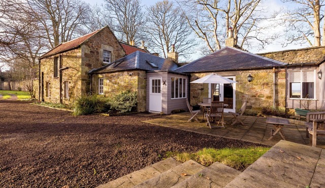 Picturesque 3-bedroom historic cottage, set in beautiful grounds. Sleeps 6.