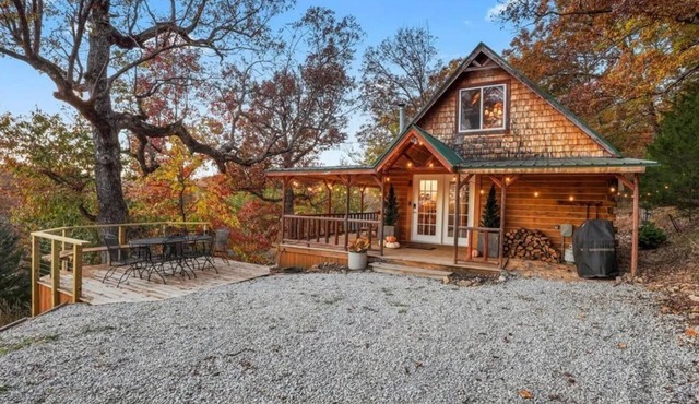 Picturesque 3-bedroom Cabin Hideaway in a wooded setting with a lake view!