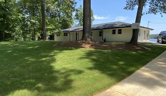 Picturesque 4-bedroom Lakehouse in Stockbridge, GA with fishing gear & bicycles