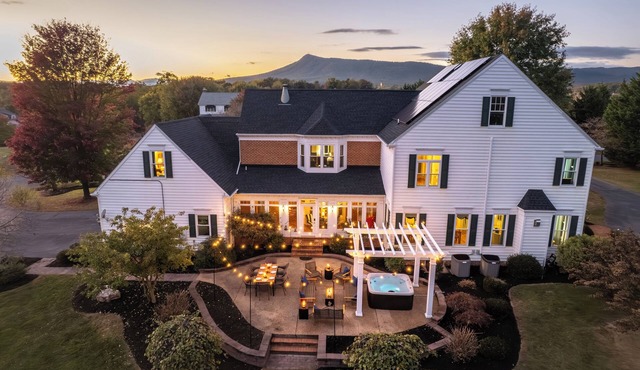 Picturesque and Private near Massanutten, Sleeps 20