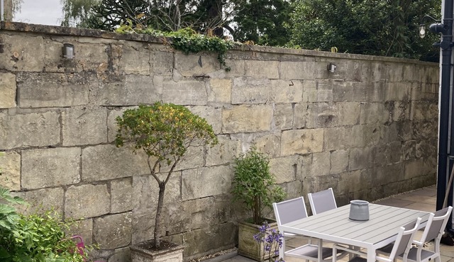 Picturesque Bath stone cottage in a quiet location