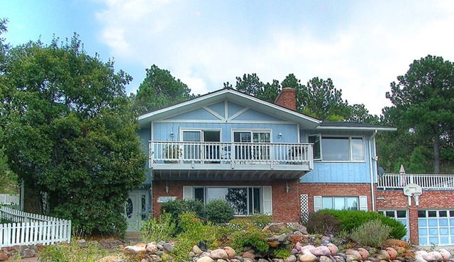 PICTURESQUE BLUFF SIDE APARTMENT IN HOME