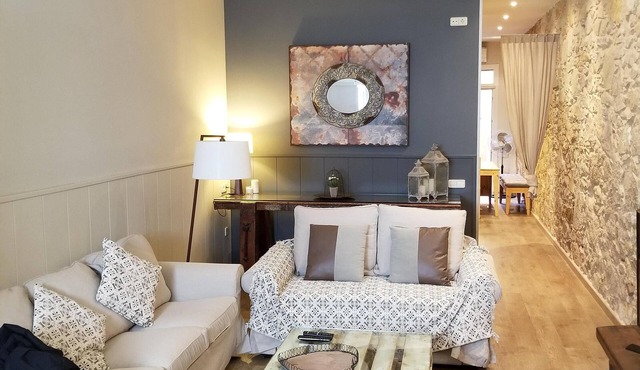 Picturesque Boutique room in the heart of Sants & Mont Juic. Also owns # 961480