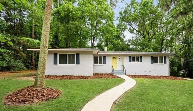 Picturesque, Bright & Comfy ~ Near Ben Hill Stadium & UF Campus ~ Porch ~Parking