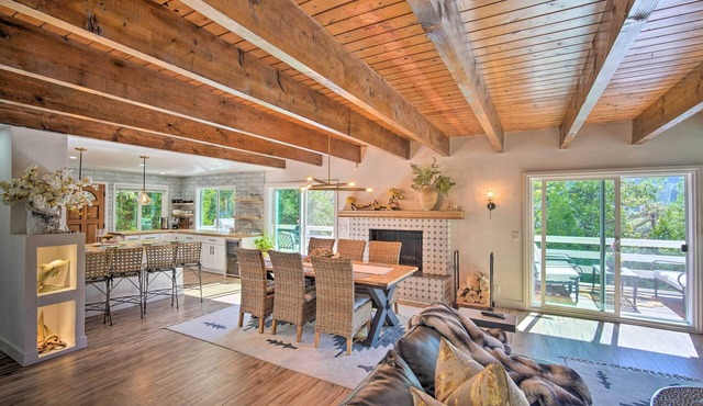 Picturesque Cabin: 2 Balconies, Walk to Lake!