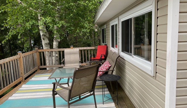 Picturesque Cottage w/hot tub on Trout Lake