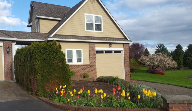 Picturesque Country Setting-10 Minutes from I-5/I-205 Access!