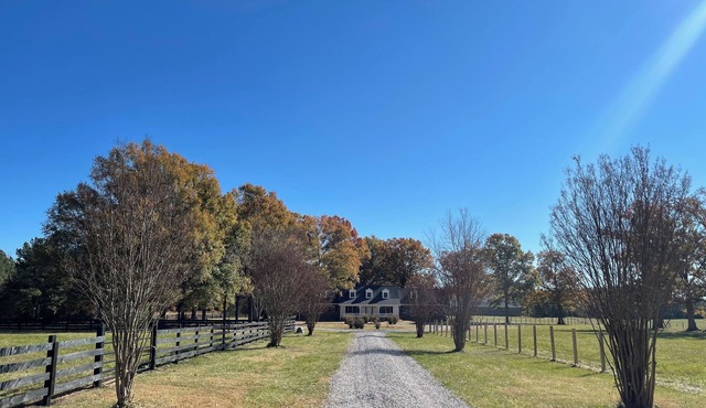 Picturesque Farm Retreat within minutes of Kerr Lake!