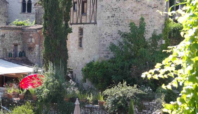 Picturesque House & Garden in Historic Village
