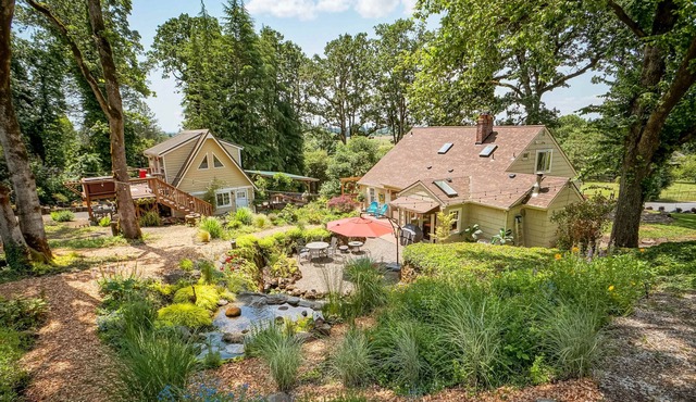 Picturesque ‘Hoffman Woods Estate’ on Vineyard!