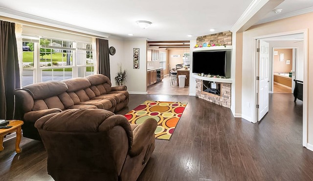 Picturesque home with mtn views, rooftop deck, & children's items - dog-friendly