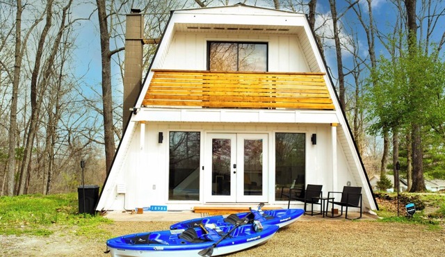 Picturesque HOT TUB+Game room+kayaks+near water