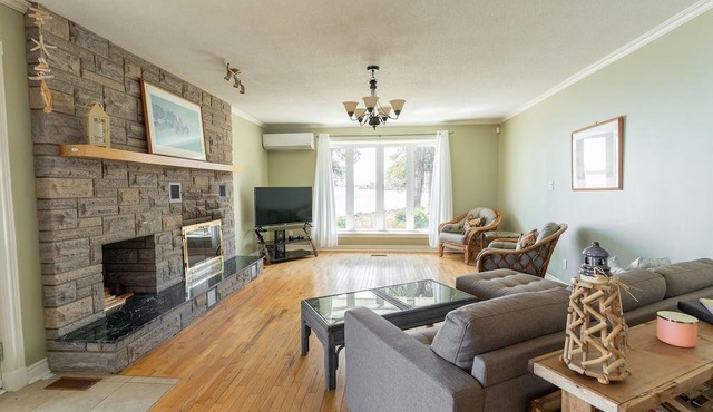 Picturesque Lakehouse ***Hot Tub***