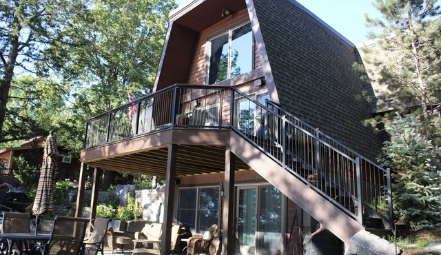 Picturesque lake home w/separate entertainment lodge