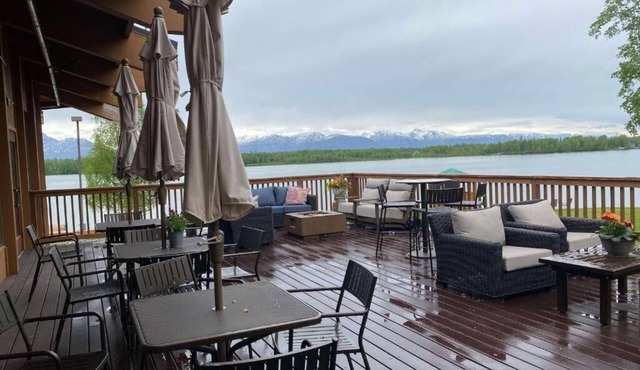 Picturesque Lake Views: Endless Views W/Modern Rooms
