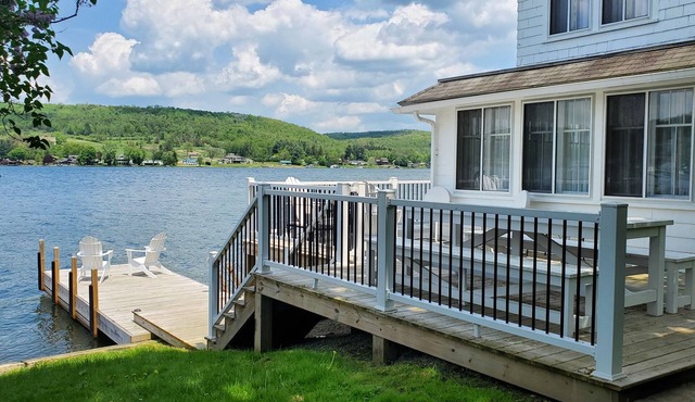 Picturesque Lakefront Cottage