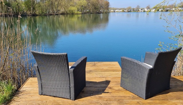 Picturesque Lakeside 6 Berth Caravan with a private fishing peg