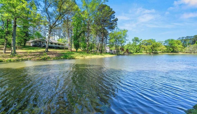 Picturesque Lakeside Luxury: Perfect Lush Getaway