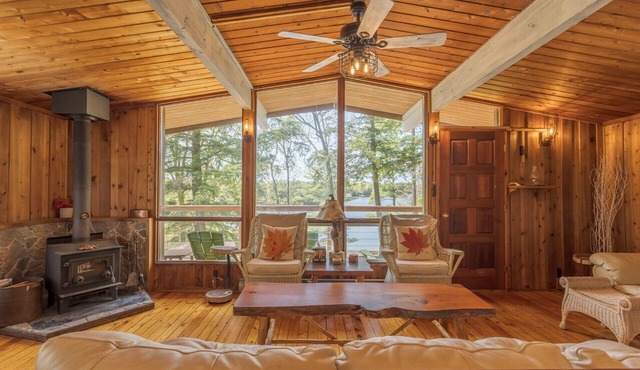 Picturesque Leonard Lake cottage