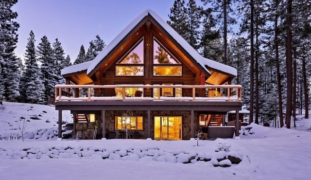 Picturesque Log Cabin on 5 Private Acres! Hot Tub * Large Yard * WiFi