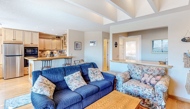 Picturesque mountain view condo with fireplace, balcony, deck, pool, & kitchen