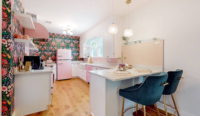Picturesque, renovated 1920s cottage blocks from historic district & Blue Hole