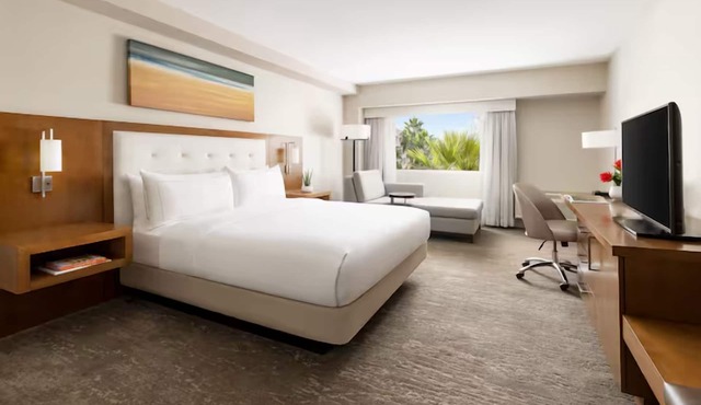 Picturesque Retreat: Serene Views | Romantic Couple Stay | Pool