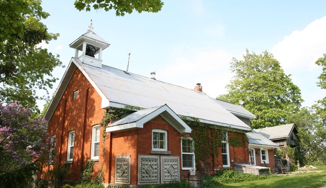 Picturesque School House Retreat