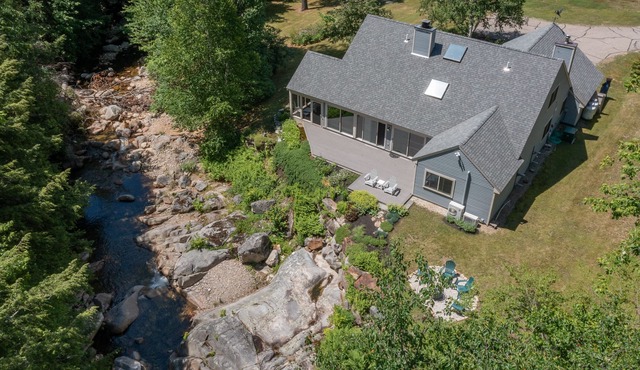 Picturesque Ski getaway close to Loon Mountain and Waterville Valley Ski Resorts