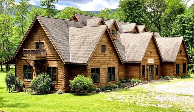 Picturesque Suite with Indoor Jacuzzi Tub in West Virginia