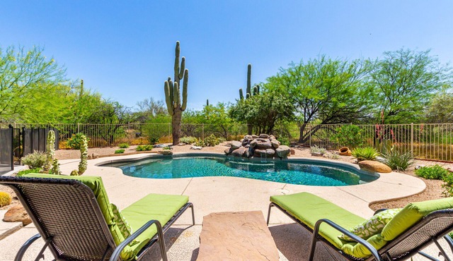 Picturesque SW Desert Living, Very Private Pool, Hot Tub & Cruiser Bicycles