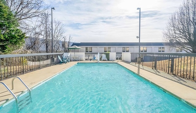Picturesque View! Free Parking & Seasonal Pool, Near Creative Discovery Museum