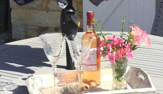 Picturesque village, 2 amazing restaurants, creperie and shops a few steps away