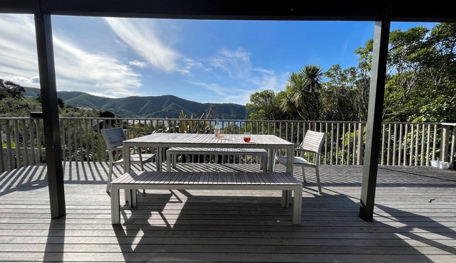 Picturesque Waikawa - Picton Holiday Home