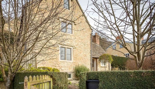 PIE COTTAGE, family friendly, character holiday cottage in Nailsworth