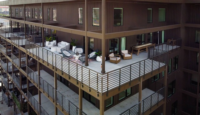 Pie Town Penthouse/Largest balcony in Nashville! Walking distance to Broadway