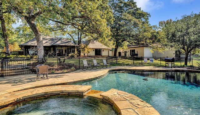 Piece of Paradise: Pool, Pickleball, Pond, Privacy