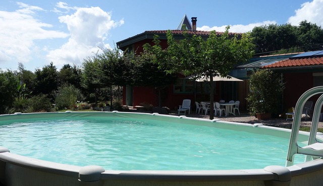 'Pied à terre' made of natural materials, straw, earth and wood