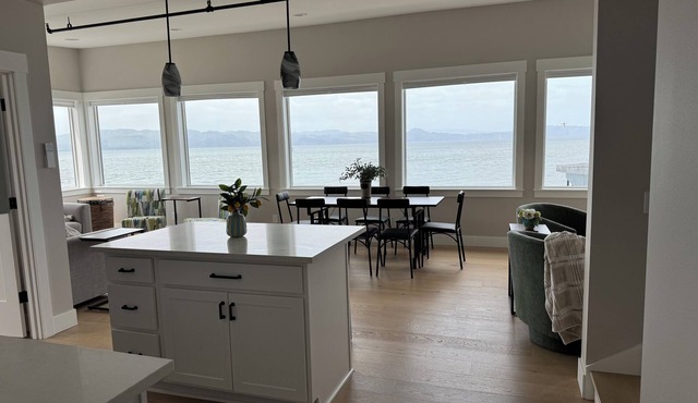 Pier 11-VISTA: Apartment with Panoramic views of the Columbia River!