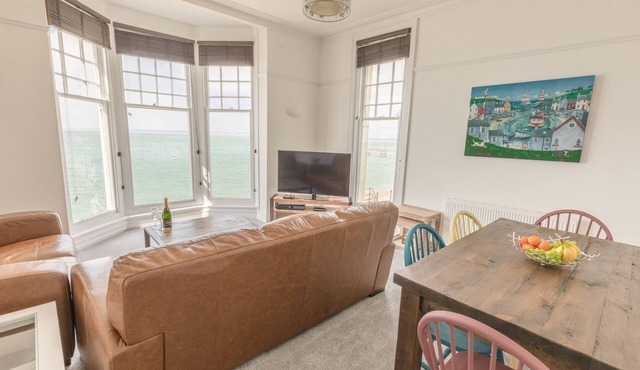 Pier View Apartment, luxury sleeps 6 in 3 bedrooms