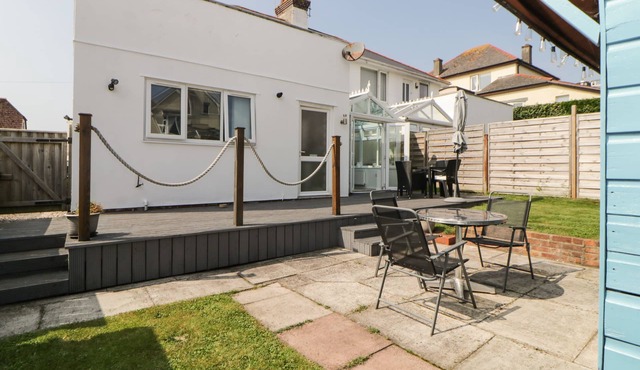 PIER VIEW, pet friendly, country holiday cottage in Paignton