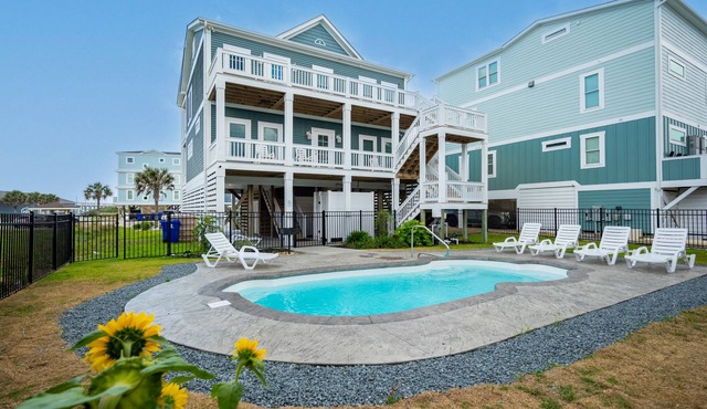 Pier Walker: Spacious, Beautiful Home with Amazing Ocean Views Steps from OKI Pi