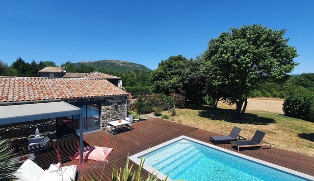 Pierre Plantée: heated pool and nature