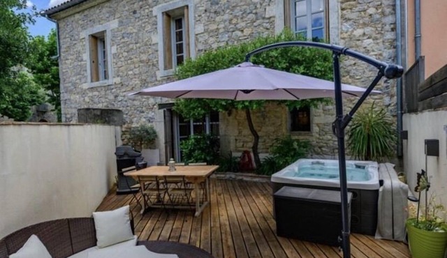 "Pietra Viva "Luxury stone house Montpellier Pic-Saint-Loup, sauna and spa.