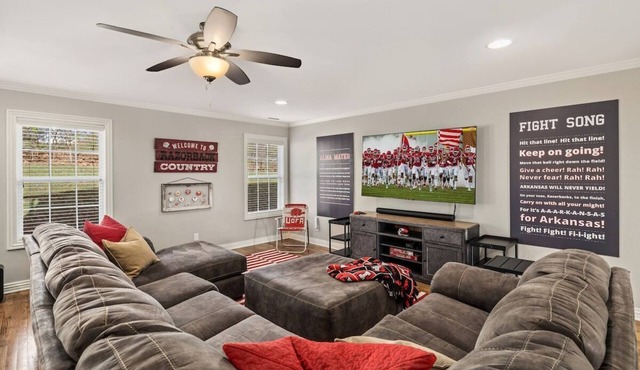 Pig Sooie Porch - Steps to Razorback Stadium-UofA